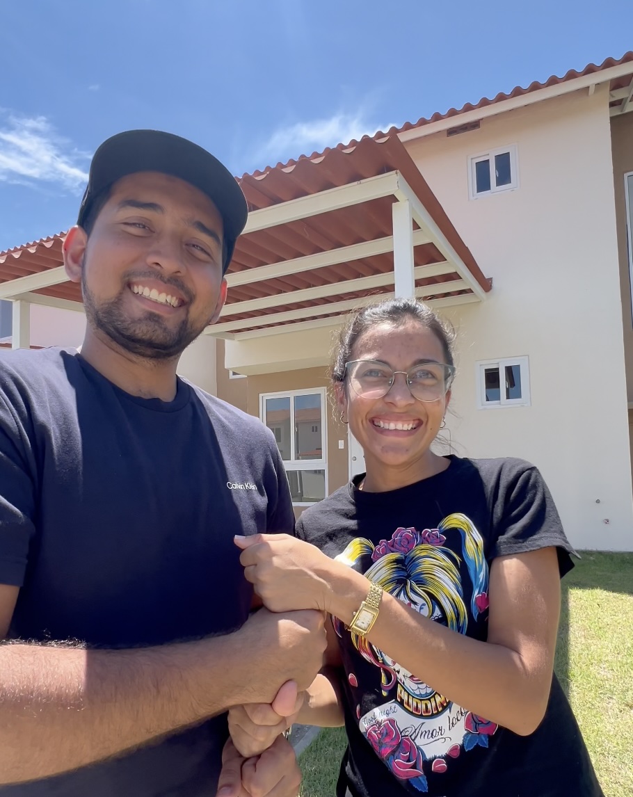 Clienta con su asesora de Cantabria Residencial