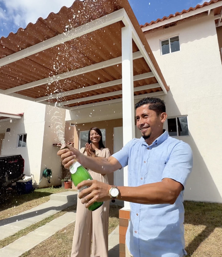 Familia recibiendo las llaves de su casa en Cantabria Residencial