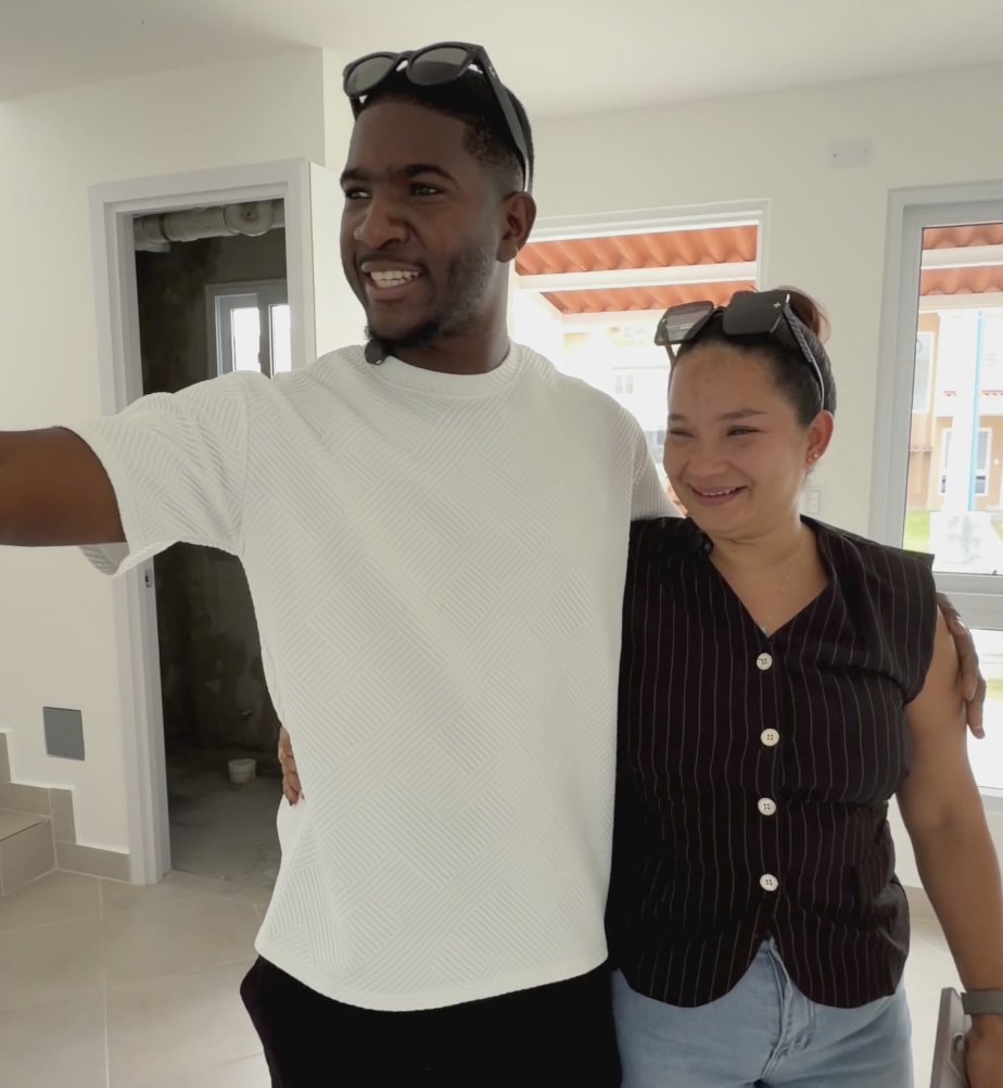 Familia recibiendo las llaves de su casa en Cantabria Residencial