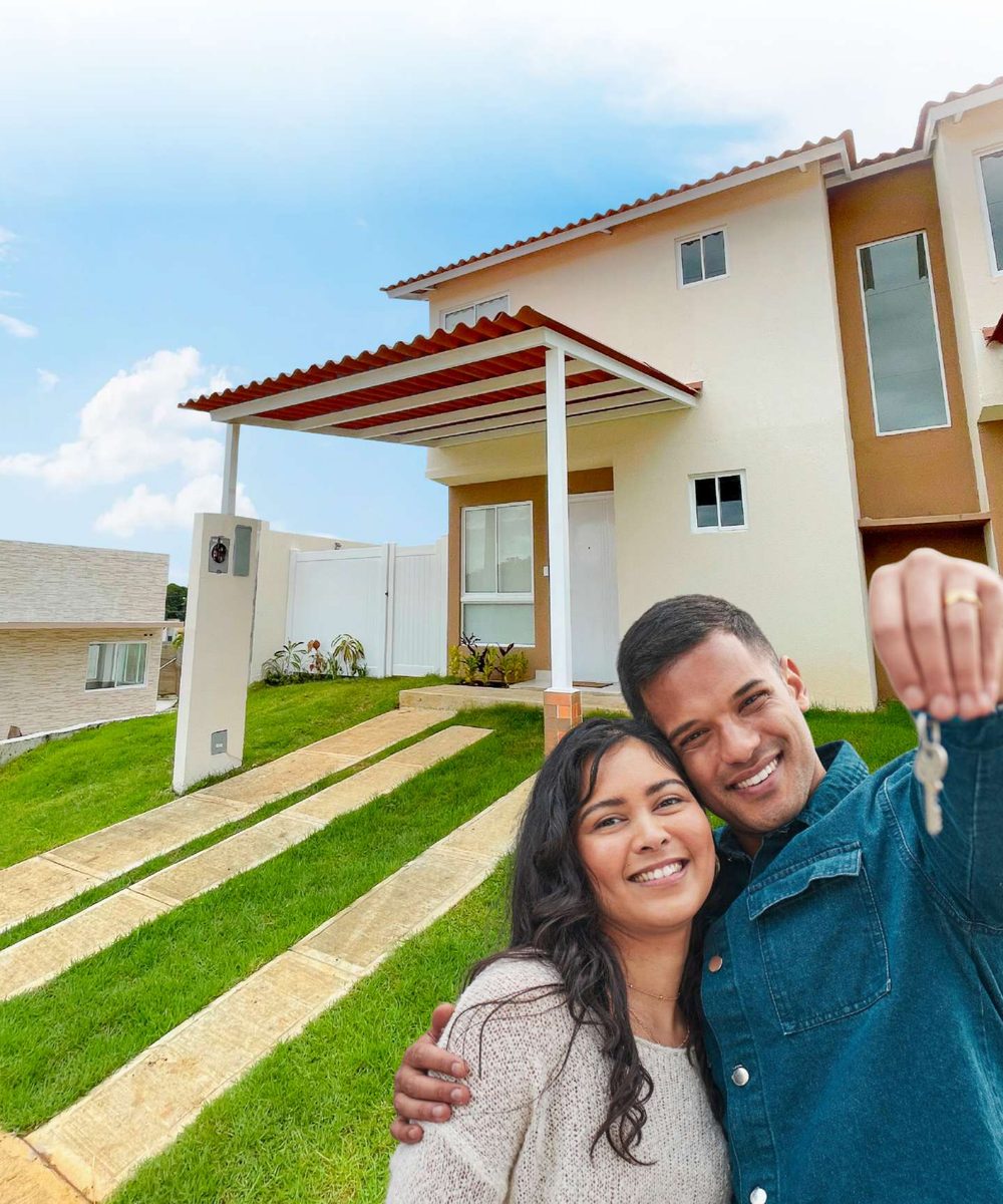 Familia recibiendo las llaves de su casa en Cantabria Residencial